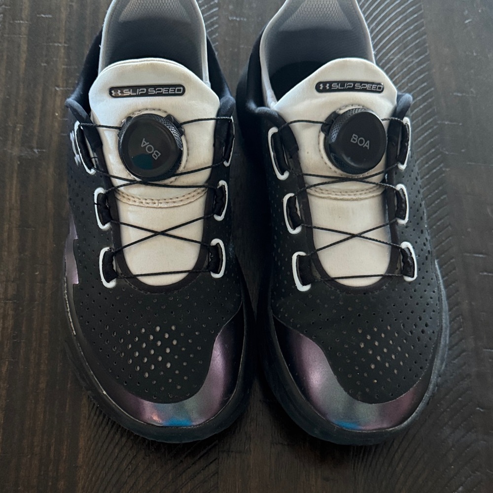 Boys Under Armour Black and Purple Athletic Shoes - Size 4.5Y - Picture 2 of 5
